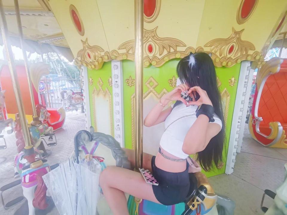 和小哥哥去游乐场坐木马喽