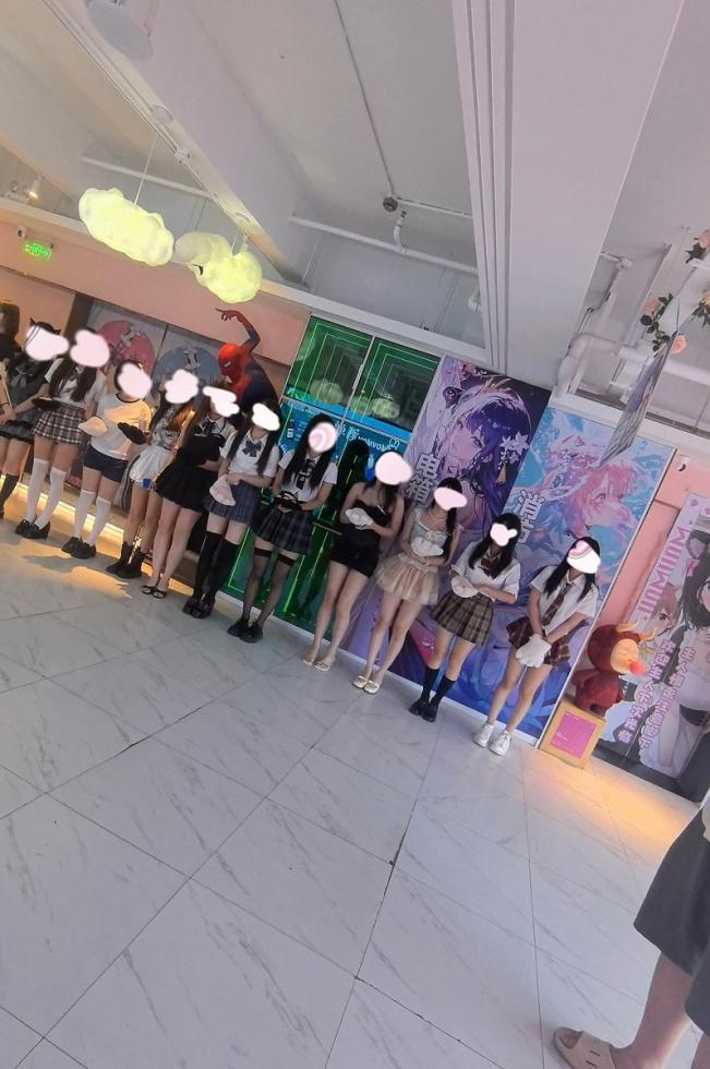 女仆版选人现场。。我真的好尴尬没人要告诉我得站在舞台上选人啊啊啊啊。。
带门槛哥来玩的 我根本就不敢上前选 就悄咪咪告诉老板想选谁都是0405的妹妹
 选了三个妹妹一个半小时1800（正常桌游）但其实到妹妹手上也就两百多三百多